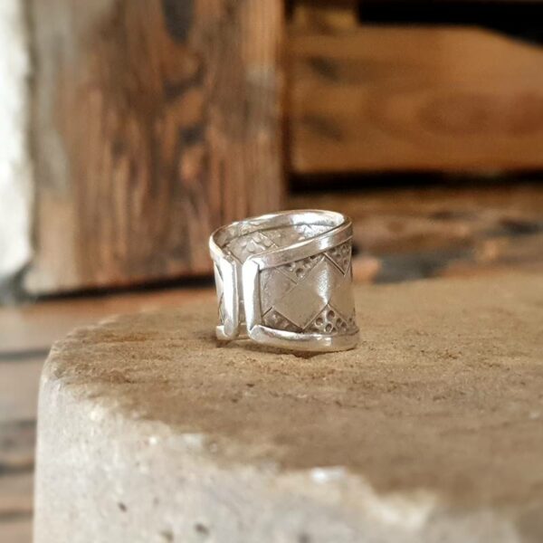 Adjustable silver ring