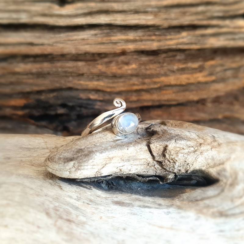 Кольцо из серебристого лунного камня