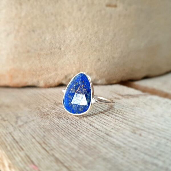 Zilveren en facet geslepen lapis lazuli ring