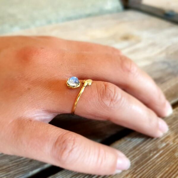 Zlatý nastavitelný prsten z měsíčního kamene