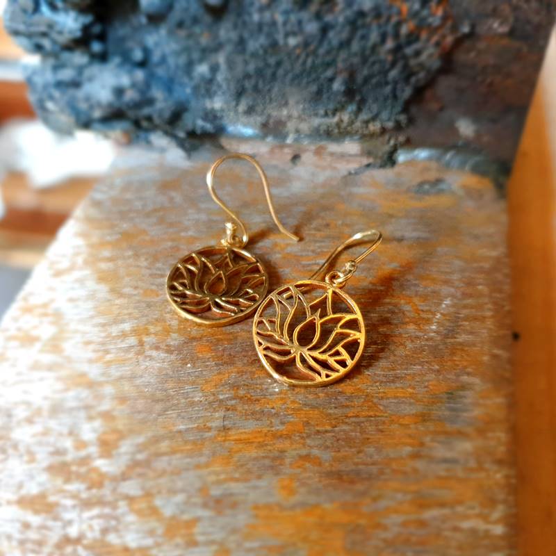 het is mooi Parelachtig Meting Gouden lotusbloem oorbellen - OMYOKI fairtrade designer sieraden