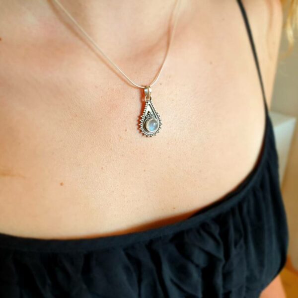 Silver moonstone pendant