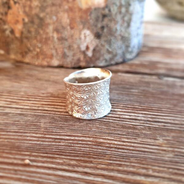 Graverad silverjusterbar ring