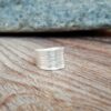 Bague fine en argent strié