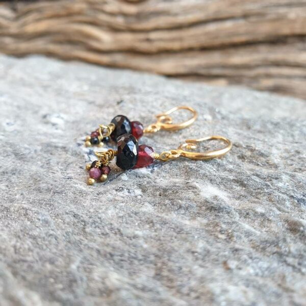 SAMARKANDE onyx and garnet earrings