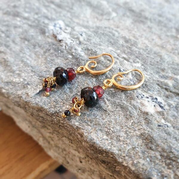 SAMARKANDE onyx and garnet earrings