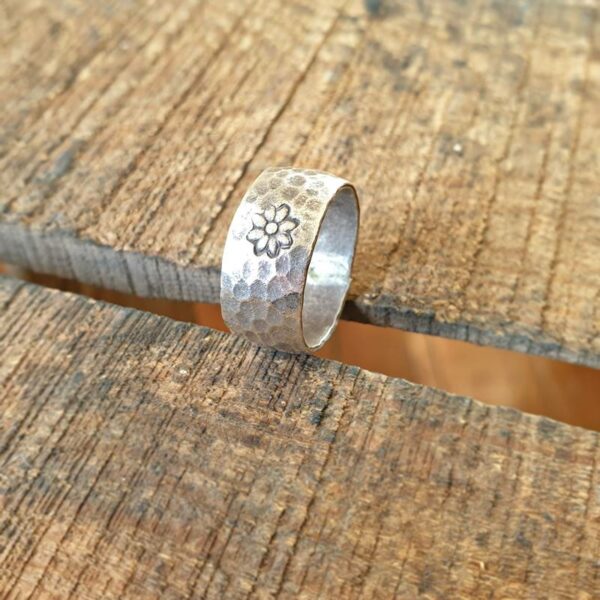 SMALL FLOWER hammered silver ring