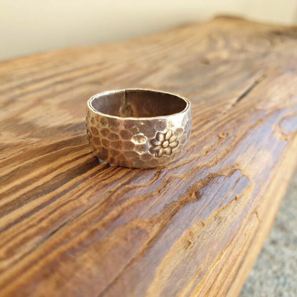 SMALL FLOWER hammered silver ring