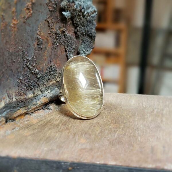 Златен рутилиран кварцен прстен