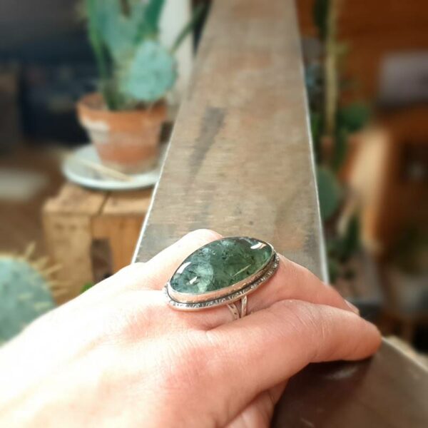 טבעת קוורץ רוטילית בצבע ירוק וכסף