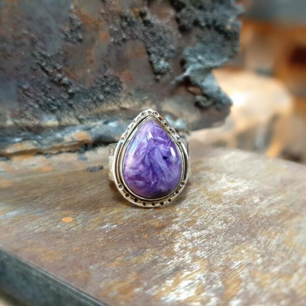 Anello in argento e goccia charoite