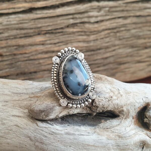 Justerbar sølv dendritisk opal ring