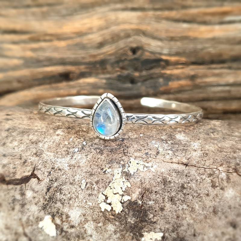 Sëlwer Moonstone Bangle