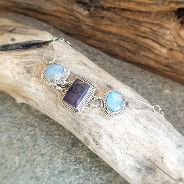 Sëlwer Moonstone a Charoite Bracelet