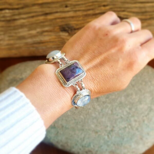 Sëlwer Moonstone a Charoite Bracelet