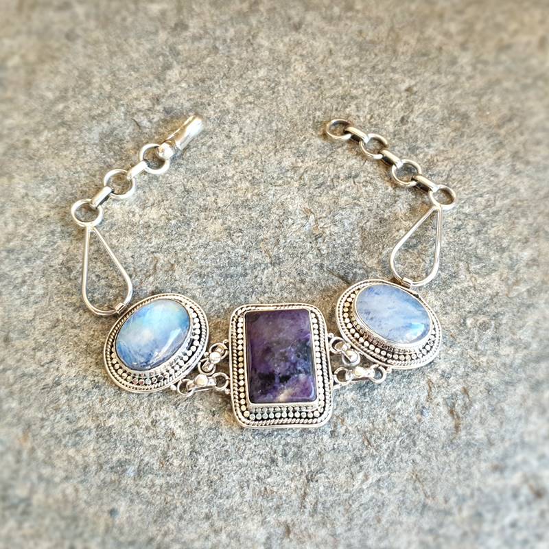 Sëlwer Moonstone a Charoite Bracelet