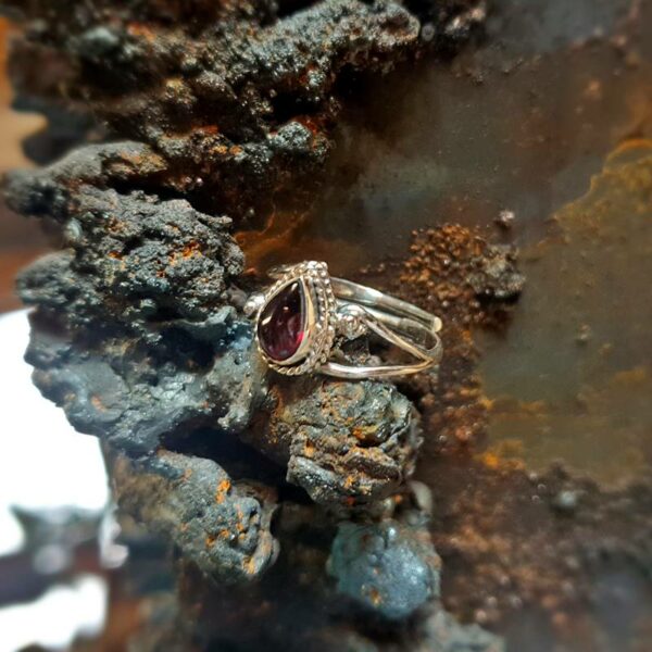 Adjustable silver garnet ring