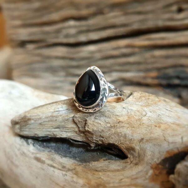 Silver and drop onyx ring