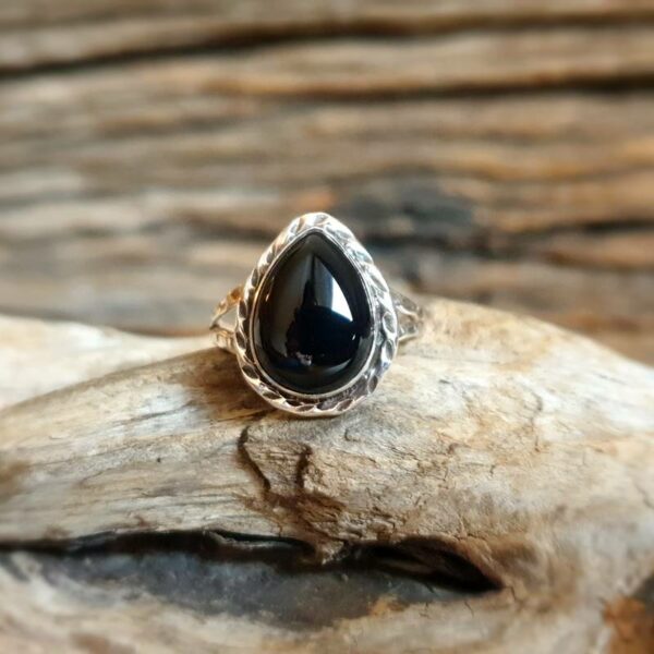 Silver and drop onyx ring