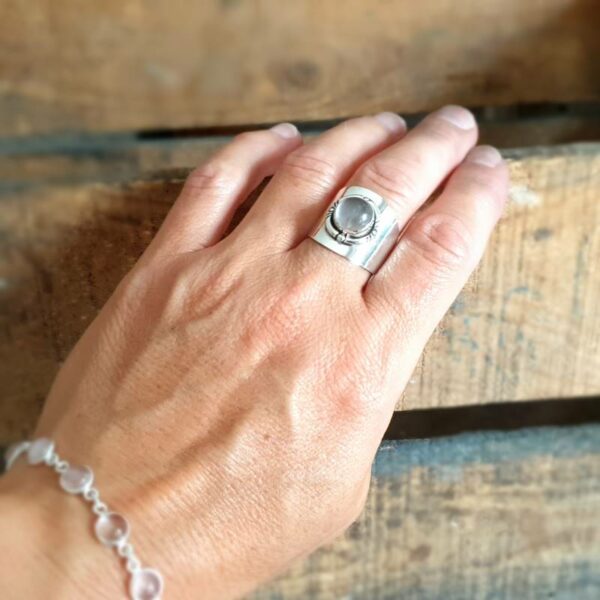 Stříbrný nastavitelný prsten z růženínu