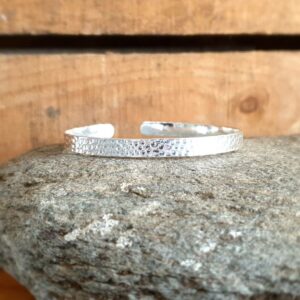 Fine bangle bracelet in hammered silver