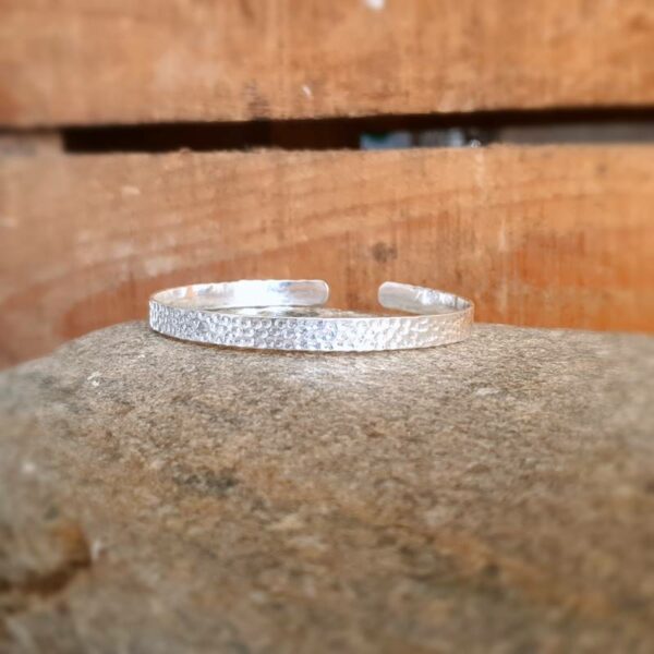 Fine bangle bracelet in hammered silver