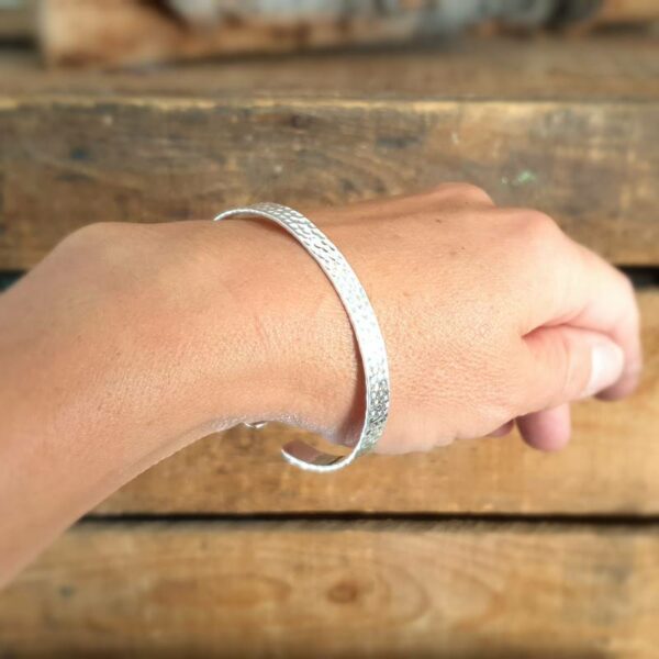 Fine bangle bracelet in hammered silver