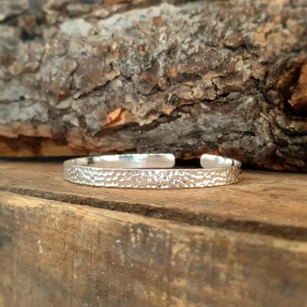 Fine bangle bracelet in hammered silver