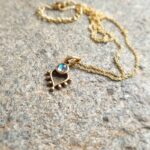 Collier fin doré et pendentif labradorite