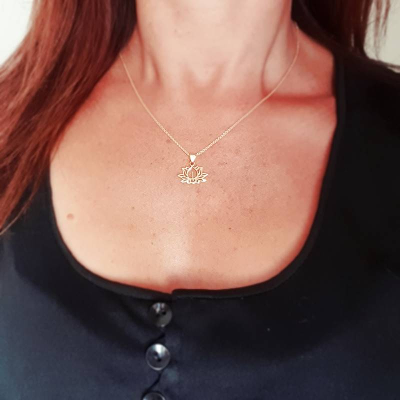 Collana con fiore di loto dorato