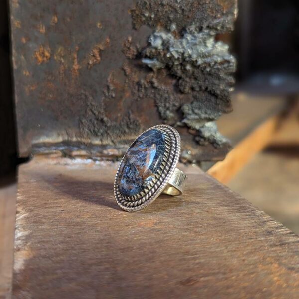 Pierścień pieterzytowy w kolorze srebrnym i niebieskim