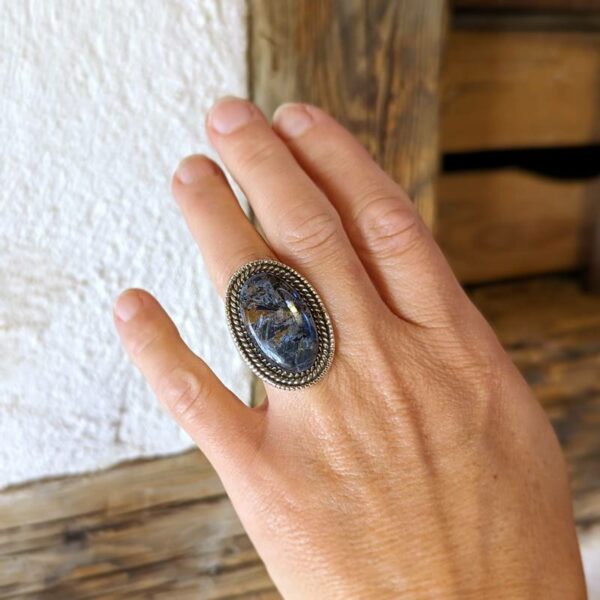 Серебряное и синее кольцо с питерзитом
