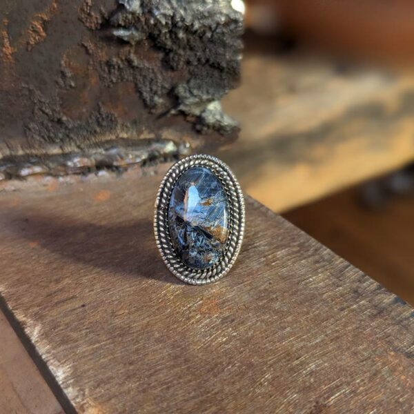 Серебряное и синее кольцо с питерзитом