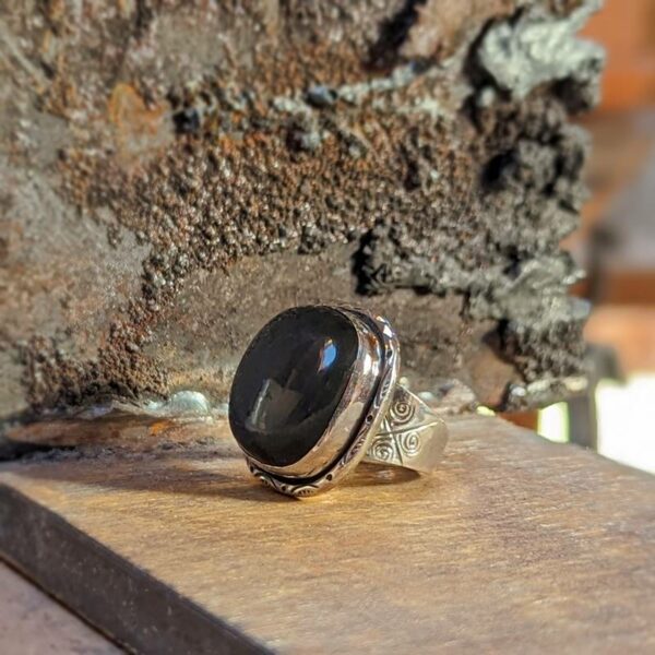Stříbrný prsten z černého obsidiánu