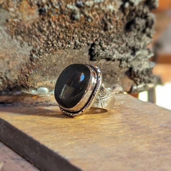 Srebrni prstan iz črnega obsidiana