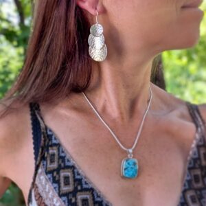 Boucles d'oreilles pendantes argent martelé