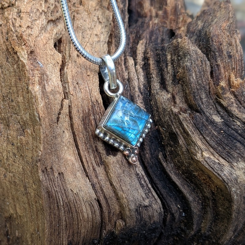 Pendentif en labradorite PROTECTION Pendentif en labradorite PROTECTION