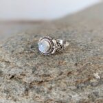 Petite bague ethnique pierre de lune