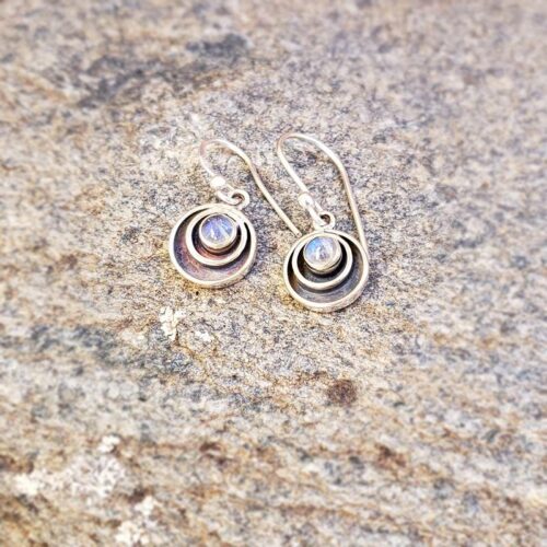 Petites boucles d'oreilles pierre de lune