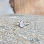 Bague fine pierre de lune argent perlé