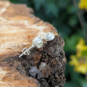 Clous d'oreilles artisanales nid d'argent