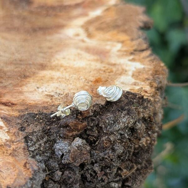 Clous d'oreilles artisanales nid d'argent
