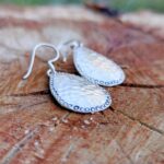 Longues boucles d'oreilles martelées argent