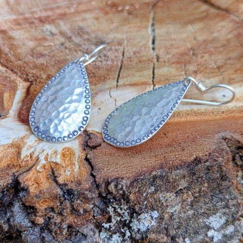 Longues boucles d'oreilles martelées argent
