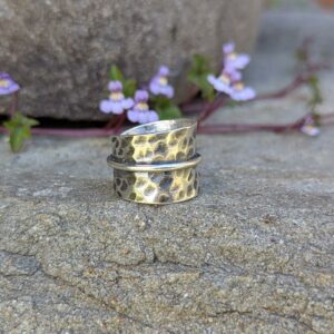 Bague réglable en argent martelé vieilli