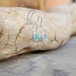 Petites boucles d'oreilles calcédoine aqua