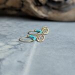 Mini créoles dorées turquoise Om