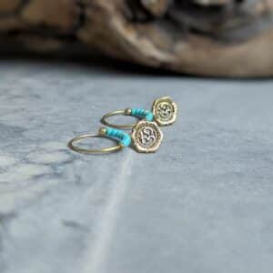 Mini créoles dorées turquoise Om