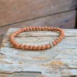 Bracelet fin en rudraksha de l'Himalaya