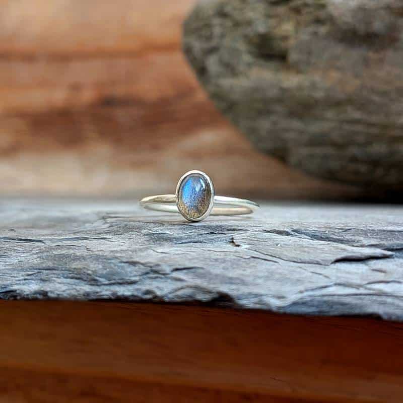Bague fine argent et labradorite ovale Bague fine argent et labradorite ovale